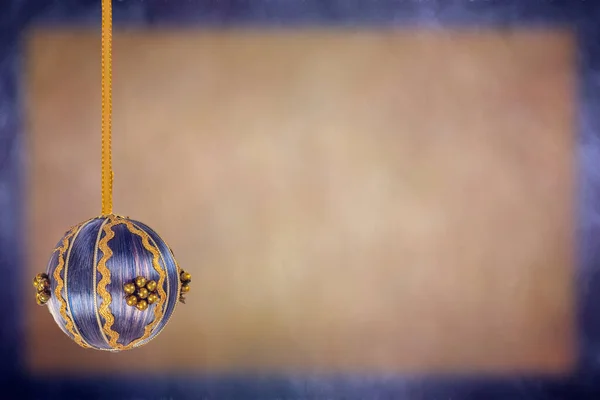 Horizontal Christmas Background Ornate Christmas Ball Hanging Gold Ribbon Left — Stock Photo, Image