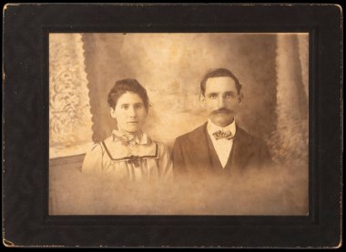 Fotoğrafçının uzun zaman önce ölmüş bir akrabası ve genç karısı muhtemelen 1800 'lerin sonlarında bir portre çektirmiş..