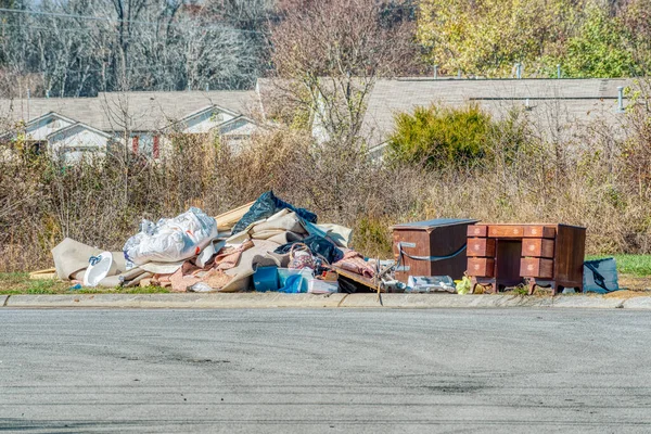 Tiro Horizontal Lixo Feio Que Foi Despejado Atrás Bairro Residencial — Fotografia de Stock