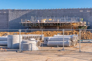 Ticari bir perakende inşaat sahasının etrafındaki güvenlik çitinin yatay görüntüsü.