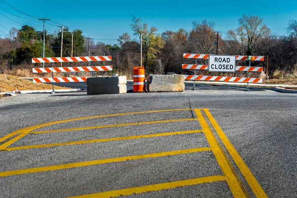 道路閉鎖障壁とバレルの水平ショット — ストック写真