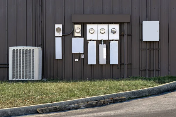 Elektromos Fogyasztásmérők Váltóáramú Kompresszor Kis Irodaépület Előtt — Stock Fotó