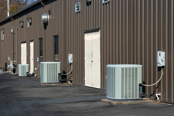 Een Rij Generieke Airconditioner Compressoren Achter Een Strip Kantoorgebouw — Stockfoto