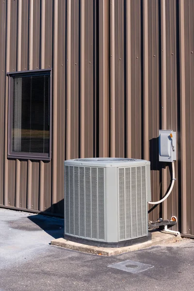 Címkézetlen Légkondicionáló Kompresszorral Ellátott Függőleges Kép Irodai Ablak Előtt — Stock Fotó