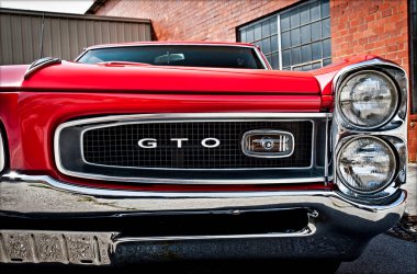 Maryville, Tennessee, ABD - 12 Mayıs 2011: Kırmızı 1966 Pontiac GTO güçlü bir arabanın harika detaylı yakın çekimi.