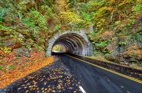 位于汤森 田纳西州和卡迪斯湾之间的一条具有里程碑意义的烟雾山脉隧道 四周环绕着五彩斑斓的秋色 图库图片
