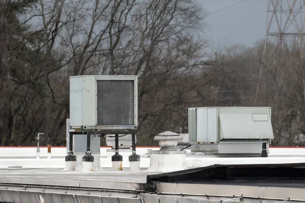 Horizontal Shot Old Rooftop Grocery Air Conditioning Units Need Replacement — Stock Photo, Image