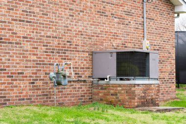 Küçük bir işletmenin dışındaki ticari bir klimanın yatay görüntüsü..