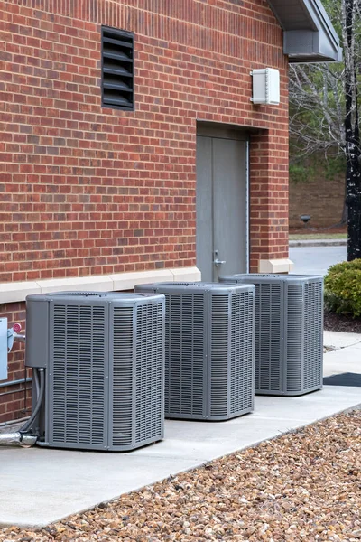 Vertikální Záběr Komerčních Klimatizátorů Vzduchu Mimo Cihlovou Budovu — Stock fotografie
