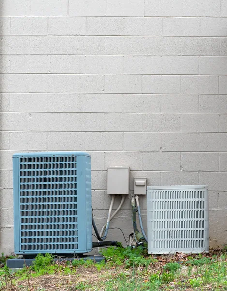 Horisontell Bild Två Luftkonditioneringsenheter Utanför Verkstad Kopiera Utrymme — Stockfoto