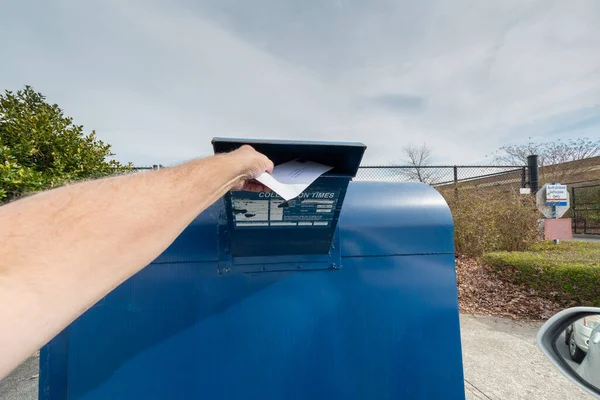 Tiro Horizontal Braço Homem Colocando Uma Carta Uma Ranhura Caixa — Fotografia de Stock