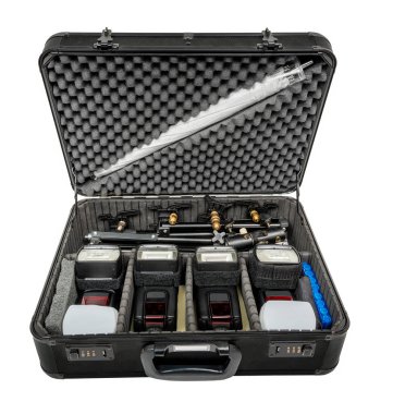 Çalışan bir fotoğrafçının konum flaş setinin yatay görüntüsü ve dört elektronik flaş..