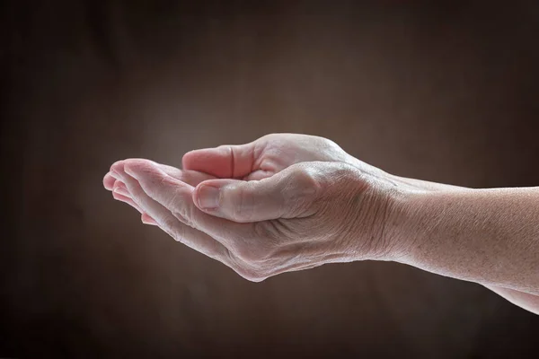 Горизонтальный Снимок Руки Пожилой Женщины Выражающей Потребность — стоковое фото