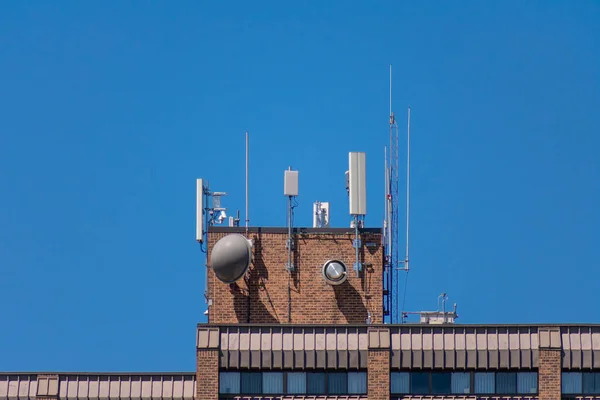 Tiro Horizontal Equipamento Comunicações Telhado Uma Torre Condomínio Alto Sob — Fotografia de Stock