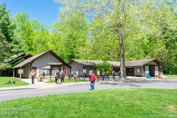 Кейдс-Коув, штат Теннесси, США 24 апреля 2023 года: Горизонтальный снимок туристов, покидающих буфет Кейдс-Коув и сувенирный магазин в национальном парке Грейт-Смоки-Маунтинс.