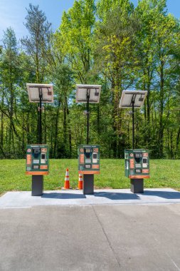 Cades Cove, Tennessee, ABD, 24 Nisan 2023: Cades Cove Kampı 'ndaki bir GSMNP korucusunun yatay çekimi.