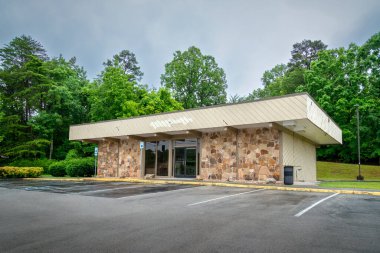 İflas etmiş bir işin yatay görüntüsü park yerinin yanında..