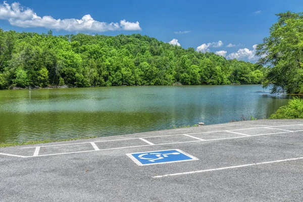 Horizontální Záběr Parkovacího Místa Pro Handicap Řeky Tennessee Létě — Stock fotografie