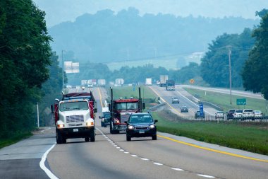 Knoxville, Tennessee, ABD 18 Temmuz 2023: Tennessee 'de yeni Audi otomobilleri taşıyan bir araba taşıyıcısının yatay çekimi.
