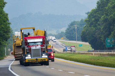 Knoxville, Tennessee, ABD 18 Temmuz 2023: Tennessee 'de yeni Audi otomobilleri taşıyan bir araba taşıyıcısının yatay çekimi.