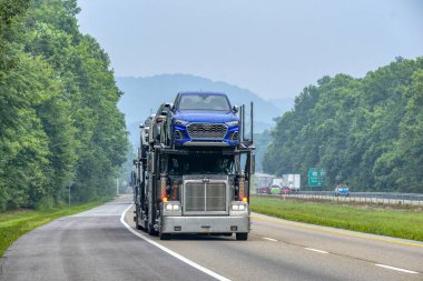 Knoxville, Tennessee, ABD 18 Temmuz 2023: Knoxville, TN 'de yeni Audi otomobilleri taşıyan bir taşıyıcının yatay çekimi.