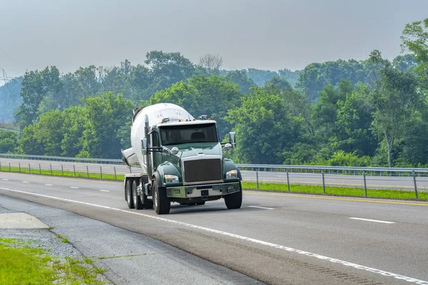 Scatto Orizzontale Camion Cemento Autostrada Del Tennessee Con Tempo Nebbioso Foto Stock
