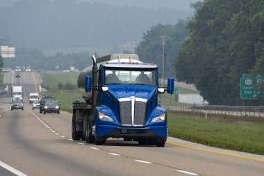 Tennessee Dumanlı Dağ Sisi 'nden geçen bir benzin tankeri görüntüsü..