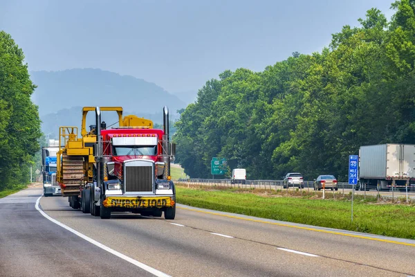 Poziome Ujęcie Ciężkich Maszyn Przewożonych Autostradą Międzystanową Tennessee — Zdjęcie stockowe