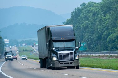 Sisli bir yaz sabahında Tennessee eyaletler arası trafiğin yatay görüntüsü.
