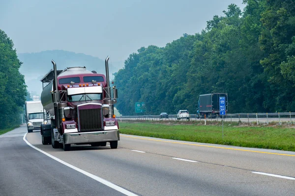 Horizontale Aufnahme Eines Bordeauxfarbenen Tanklastwagens Auf Einer Autobahn Tennessee — Stockfoto