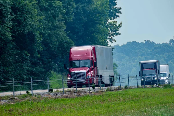 Horizontale Aufnahme Von Lastwagen Auf Einer Autobahn Tennessee — Stockfoto