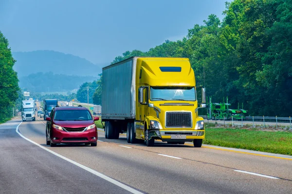 Poziome Ujęcie Żółtej Przyczepy Ciągnącej Jadącej Autostradą Międzystanową Tennessee — Zdjęcie stockowe