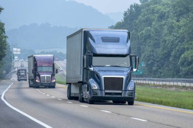 Tennessee Dumanlı Dağ sisinde eyaletler arası kamyon trafiğinin yatay görüntüsü.