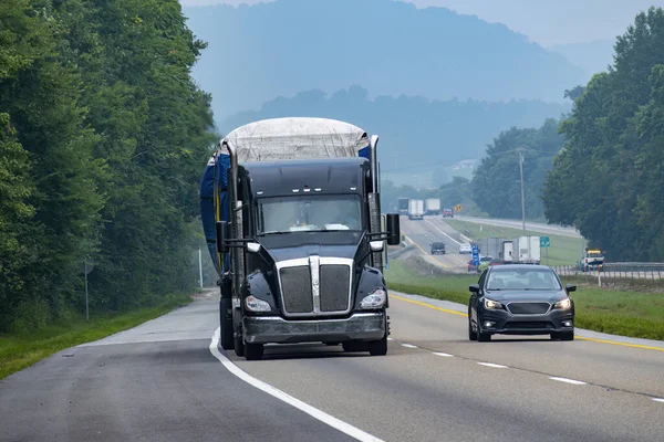 朦胧天气下田纳西州州际公路交通的横向拍摄 免版税图库照片