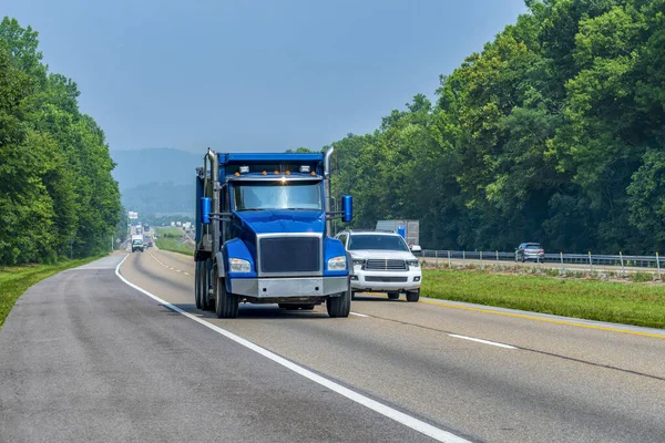 Poziome Ujęcie Ciężkiego Niebieskiego Wywrotka Autostradzie Międzystanowej Przestrzenią Kopiowania — Zdjęcie stockowe