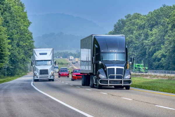 Poziome Ujęcie Ruchu Mieszanego Wiejskim Odcinku Autostrady Międzystanowej Tennessee — Zdjęcie stockowe
