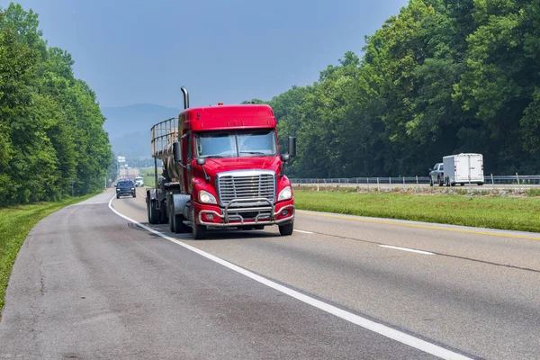 Horizontale Aufnahme Eines Roten Tanklastwagens Auf Einer Autobahn — Stockfoto