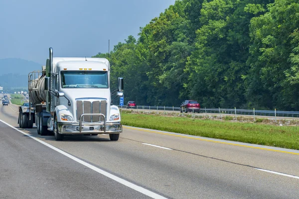 コピースペースのある州間高速道路の白いタンカートラックの水平ショット ストック画像