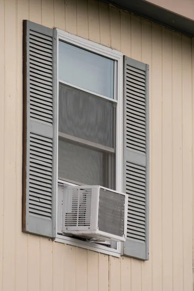 Vue Verticale Vieux Climatiseur Fenêtre Dans Une Fenêtre Appartement Loyer — Photo