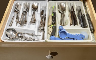 Bazı yaşlıların evindeki dağınık gümüş çatal bıçak çekmecesinin yatay görüntüsü..