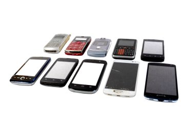 Cep telefonlarının evrimini gösteren 10 farklı telefonun yatay yakın çekimi. Kopyalama alanı olan beyaz arkaplan.