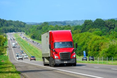 Maryville, TN, ABD 30 Haziran 2024: Doğu Tennessee 'de Smoky Dağları yakınlarındaki yaz trafiğinin yatay çekimi.