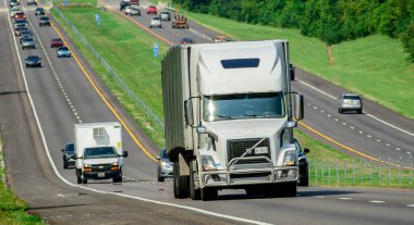 Maryville, TN, ABD 30 Haziran 2024: Doğu Tennessee 'de Smoky Dağları yakınlarındaki yaz trafiğinin yatay çekimi.