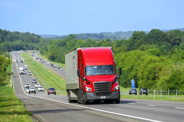 Maryville, TN, ABD 30 Haziran 2024: Doğu Tennessee 'de Smoky Dağları yakınlarındaki yaz trafiğinin yatay çekimi.