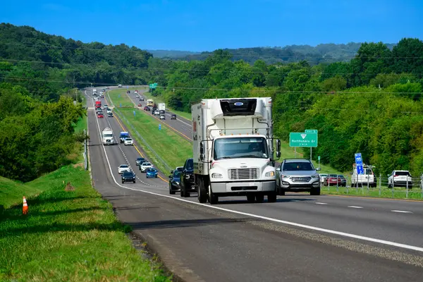 Maryville, TN, ABD 30 Haziran 2024: Büyük Smoky Dağları yakınlarındaki Tennessee 'de yaz trafiğinin yatay çekimi.