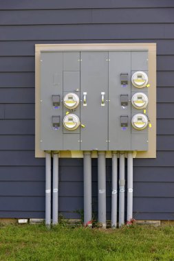 Yeni konut inşaatı için elektrik panelinin dikey görüntüsü.