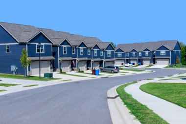 Yeni yapılmış apartmanların yatay görüntüsü. İlk stajyer taşınmış..