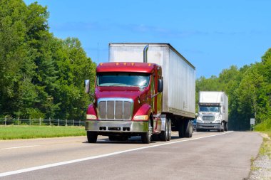 Yazın Tennessee otobanından geçen 18 tekerlekli kamyonun yatay görüntüsü..