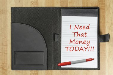 Bugün kırmızı ve kırmızı kalemli paraya ihtiyacım olan küçük bir avukatlık bürosunun yatay görüntüsü. Ahşap arkaplan.