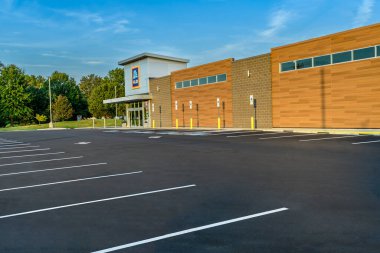 Maryville, Tennessee, ABD, 13 Ekim 2024: Maryville, Tennessee 'de yeni açılan Aldis mağazasının yatay çekimi. 